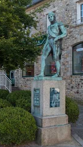 Bricquebec : Statue de Jean-Léonor Le Marois, aide de camp de Napoléon